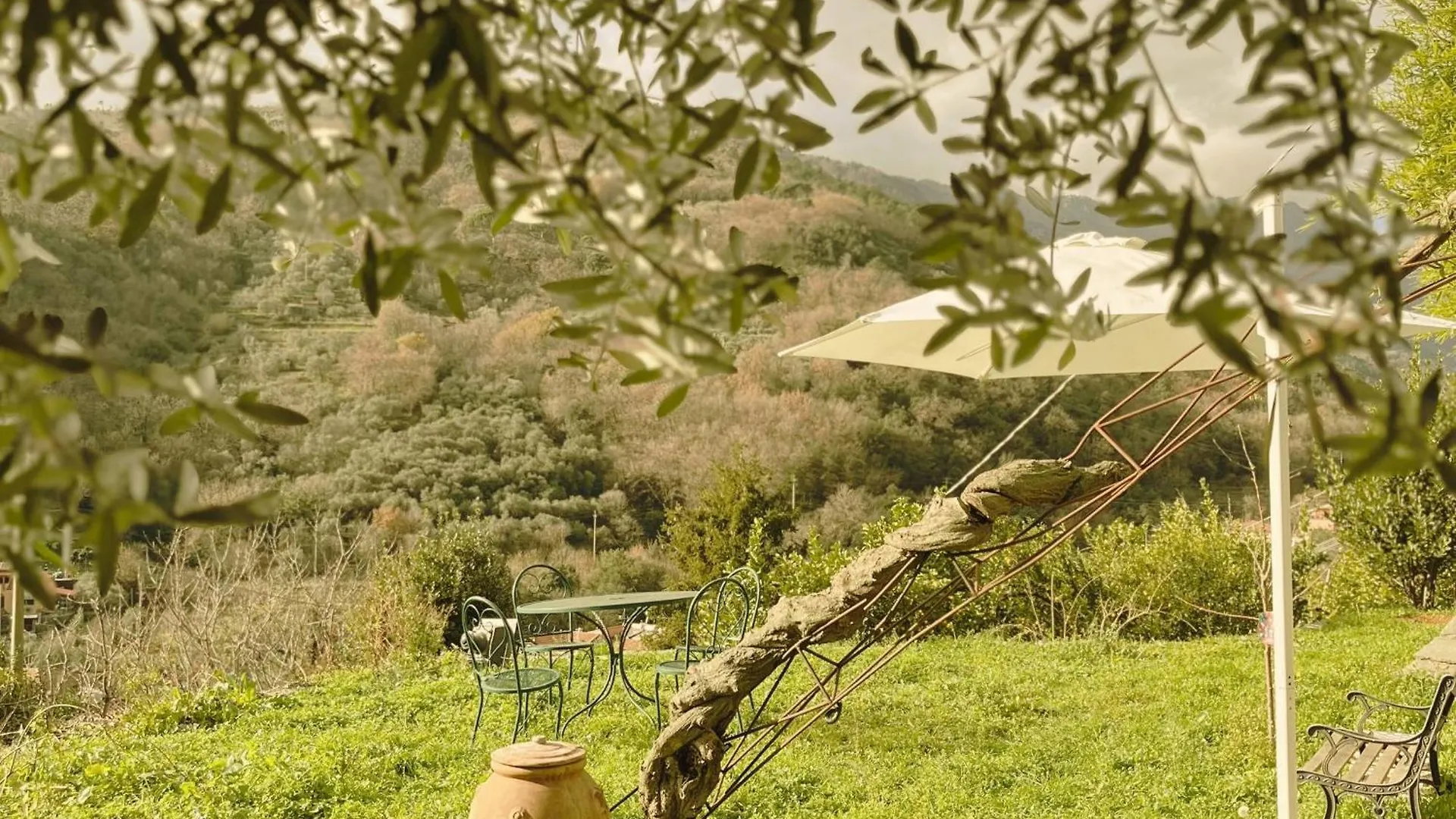 LA SBILENCA casa vacanza indipendente con ampio giardino Calice Ligure