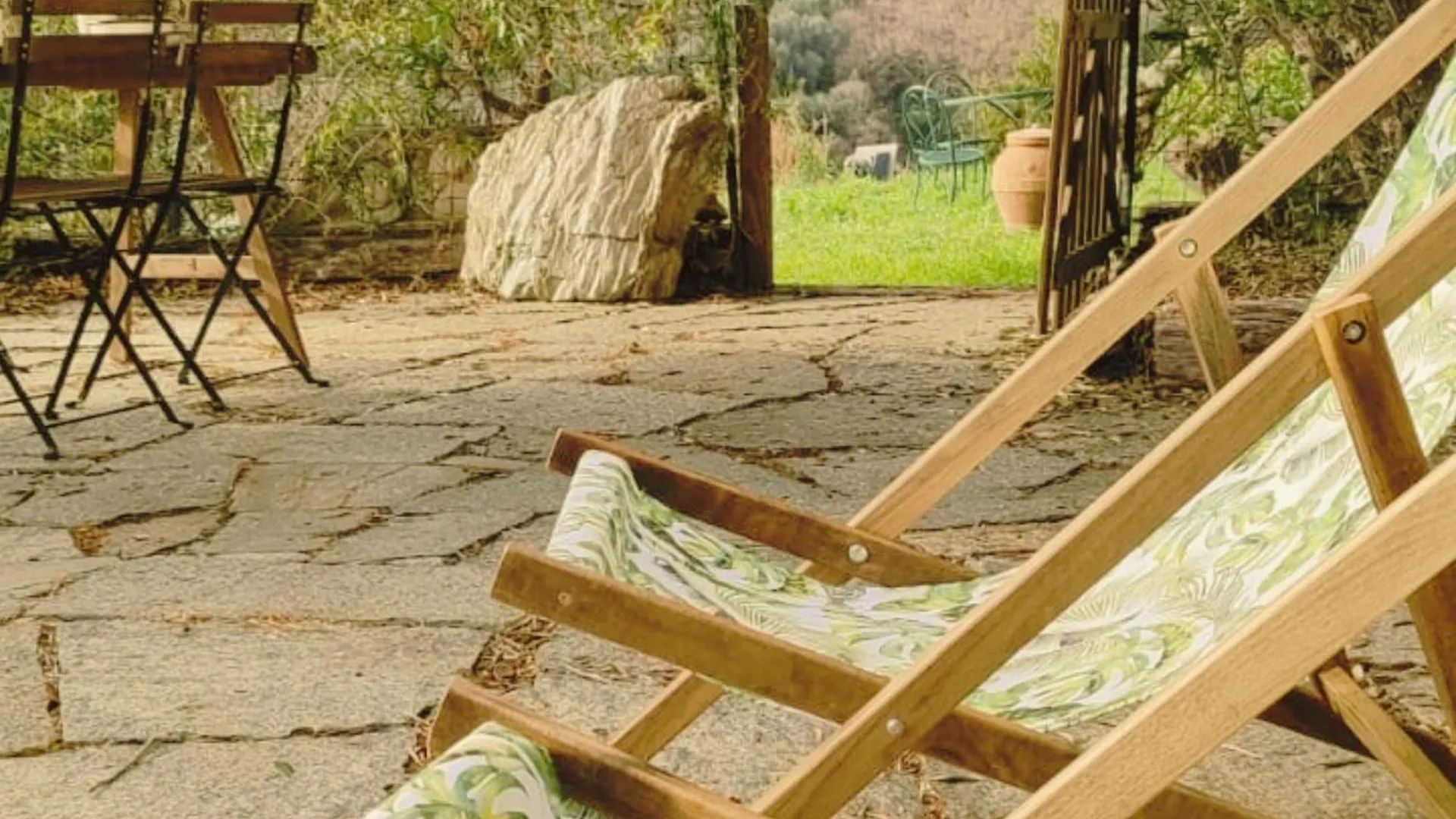 Appartamento LA SBILENCA casa vacanza indipendente con ampio giardino Calice Ligure